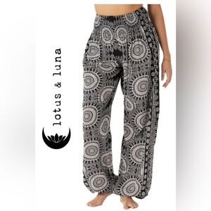 Black & White Printed Wide-Leg Pull-On Pants